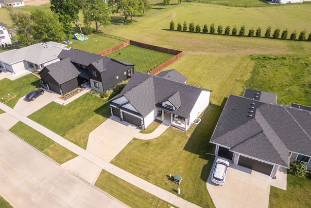 2800 Blooming Heights Drive, Norwalk, IA 50211
