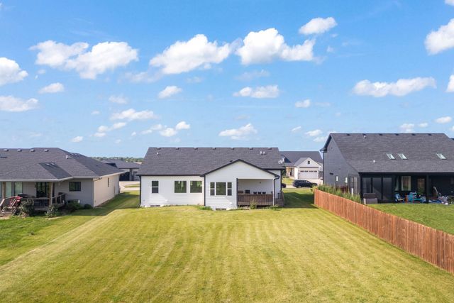 2800 Blooming Heights Drive, Norwalk, IA 50211