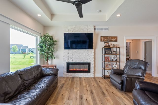 2800 Blooming Heights Drive, Norwalk, IA 50211