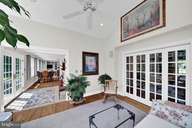 6 FARM RD, Ewing, NJ 08638