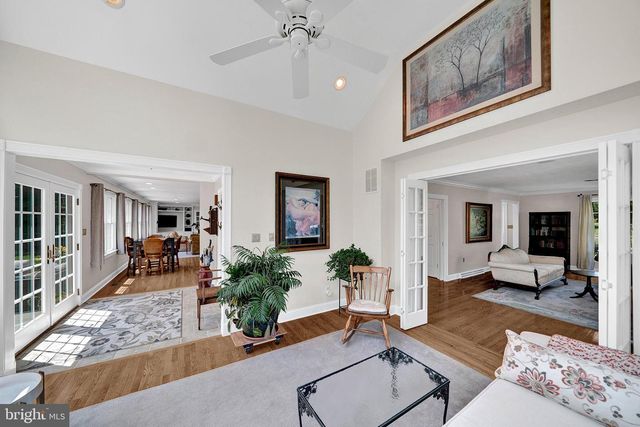 6 FARM RD, Ewing, NJ 08638