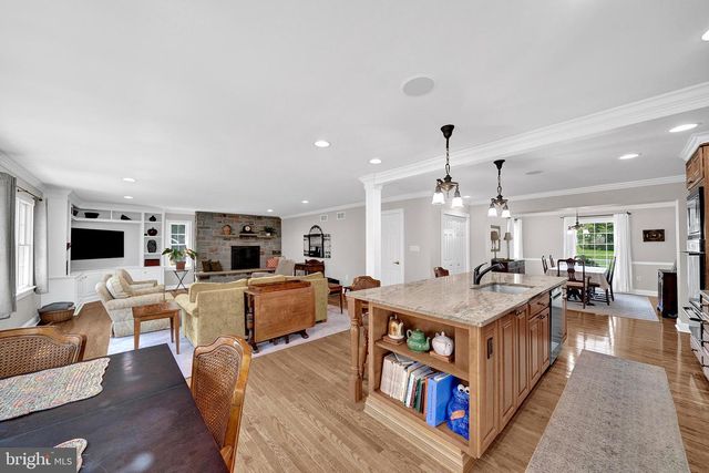 6 FARM RD, Ewing, NJ 08638