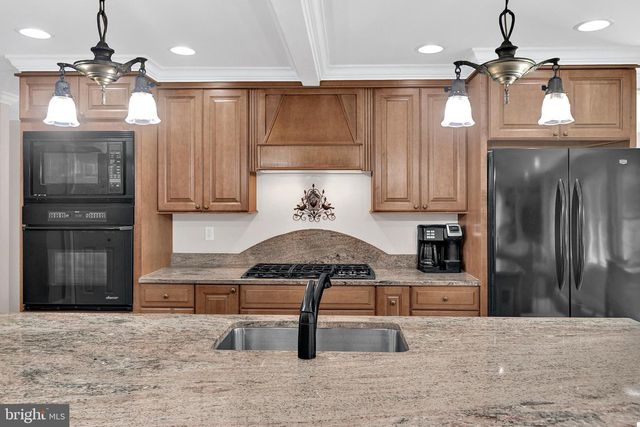 6 FARM RD, Ewing, NJ 08638