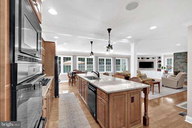 6 FARM RD, Ewing, NJ 08638