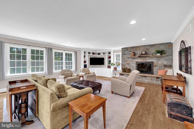 6 FARM RD, Ewing, NJ 08638