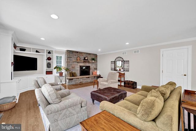 6 FARM RD, Ewing, NJ 08638