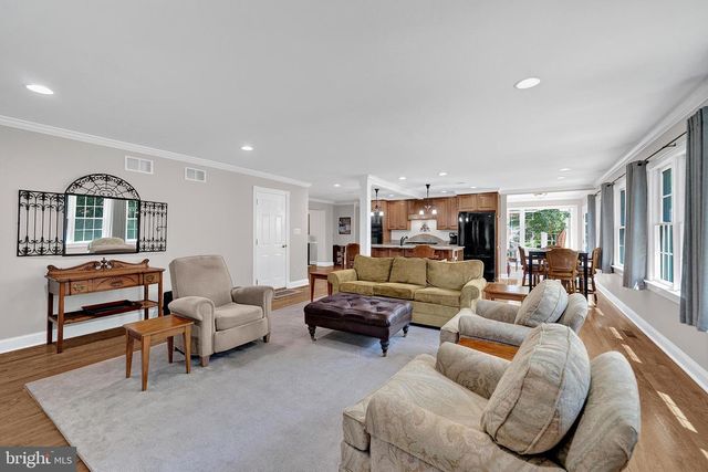 6 FARM RD, Ewing, NJ 08638