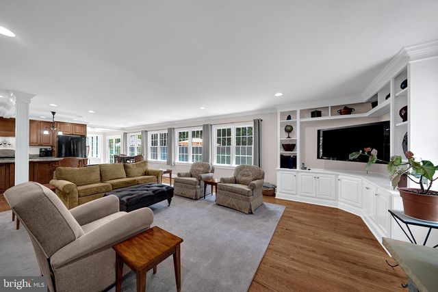 6 FARM RD, Ewing, NJ 08638