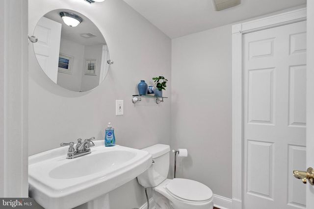 6 FARM RD, Ewing, NJ 08638