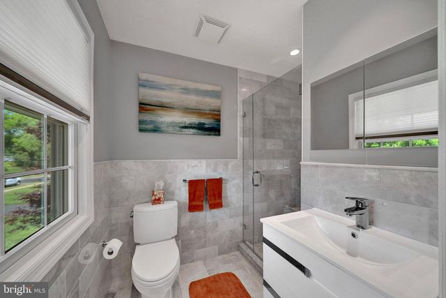 6 FARM RD, Ewing, NJ 08638