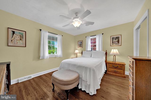 6 FARM RD, Ewing, NJ 08638