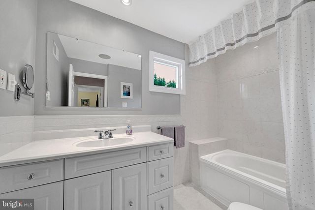 6 FARM RD, Ewing, NJ 08638
