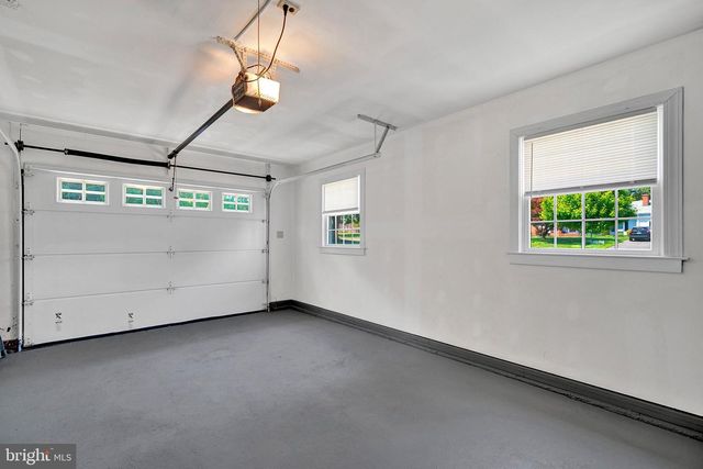 6 FARM RD, Ewing, NJ 08638