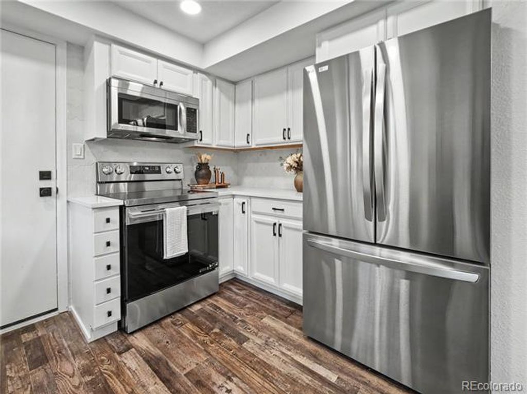 Image 10 of property listing at 11210 W Powers Avenue, Littleton, CO 80127