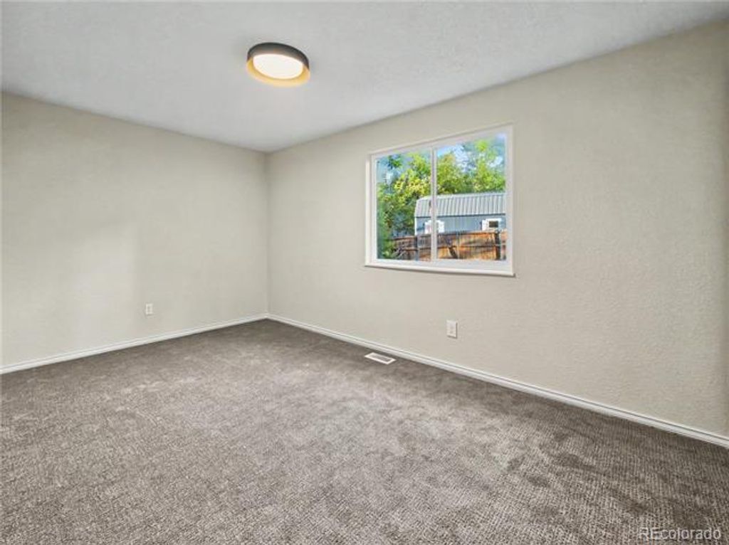 Image 21 of property listing at 11210 W Powers Avenue, Littleton, CO 80127
