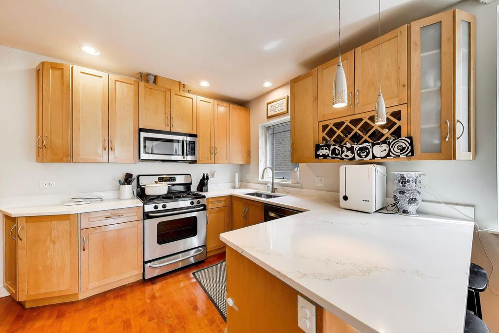 Image 12 of property listing at 1514 W Thomas Street 3C, Chicago, IL 60642