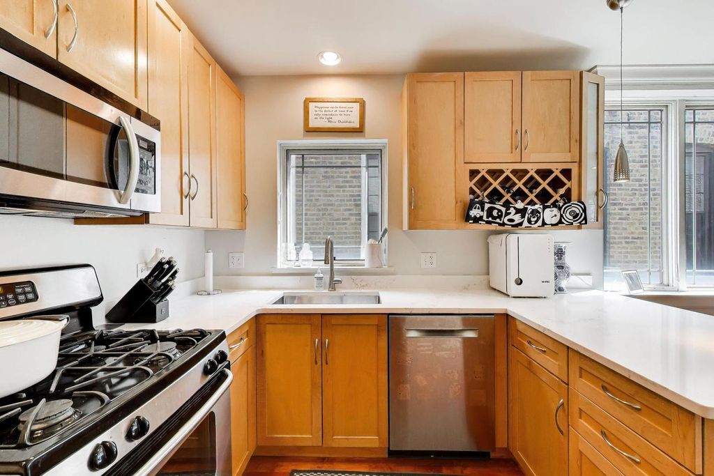 Image 13 of property listing at 1514 W Thomas Street 3C, Chicago, IL 60642