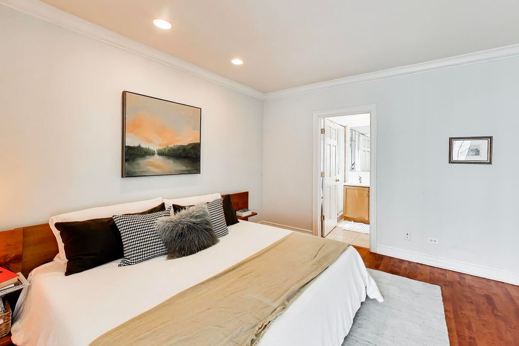 Image 19 of property listing at 1514 W Thomas Street 3C, Chicago, IL 60642