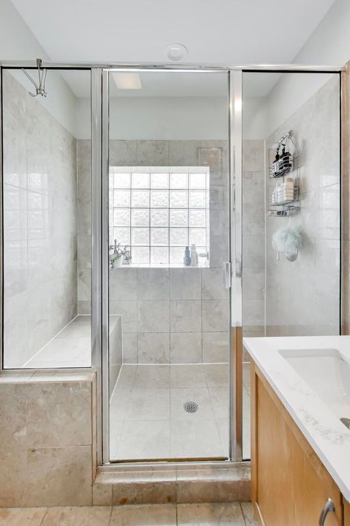 Image 21 of property listing at 1514 W Thomas Street 3C, Chicago, IL 60642