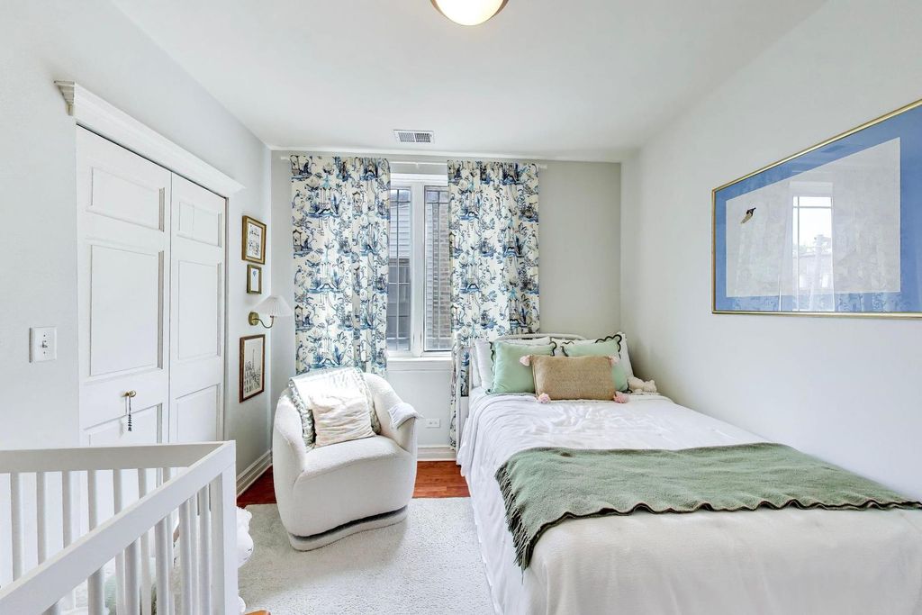 Image 28 of property listing at 1514 W Thomas Street 3C, Chicago, IL 60642