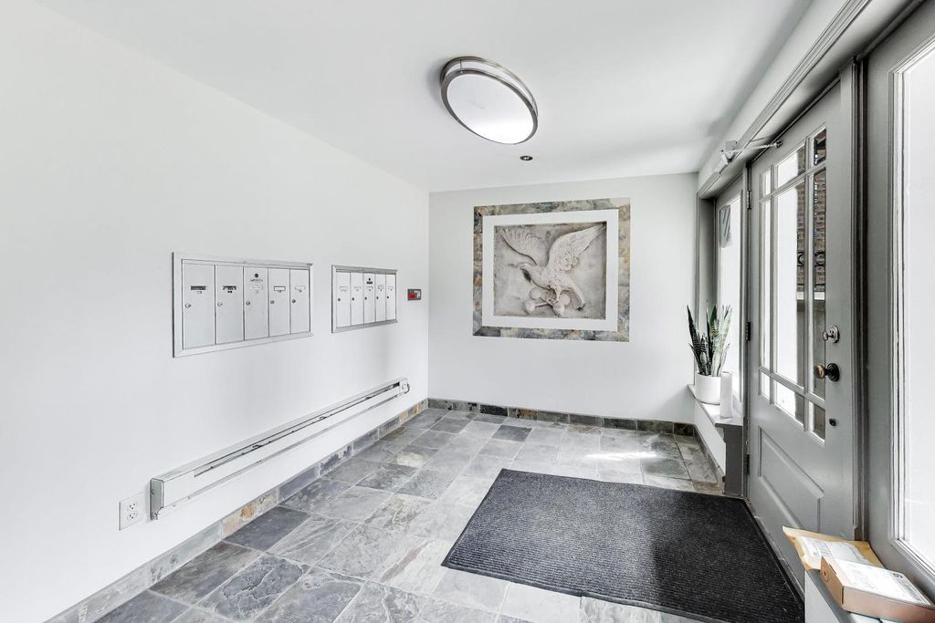 Image 4 of property listing at 1514 W Thomas Street 3C, Chicago, IL 60642