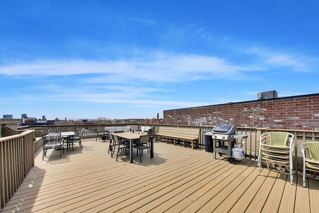 Image 32 of property listing at 1514 W Thomas Street 3C, Chicago, IL 60642
