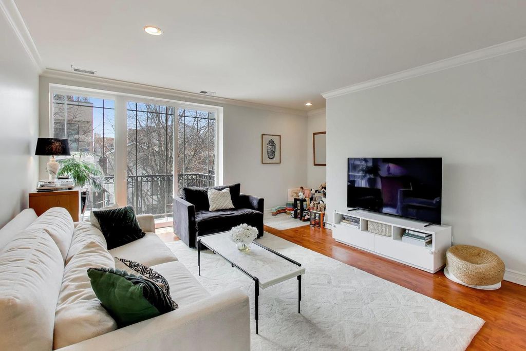 Image 6 of property listing at 1514 W Thomas Street 3C, Chicago, IL 60642