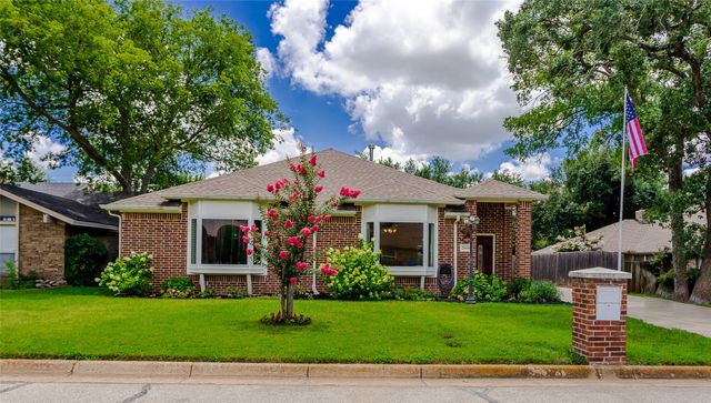 2004 Turf Club Drive, Arlington, TX 76017