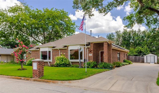 2004 Turf Club Drive, Arlington, TX 76017