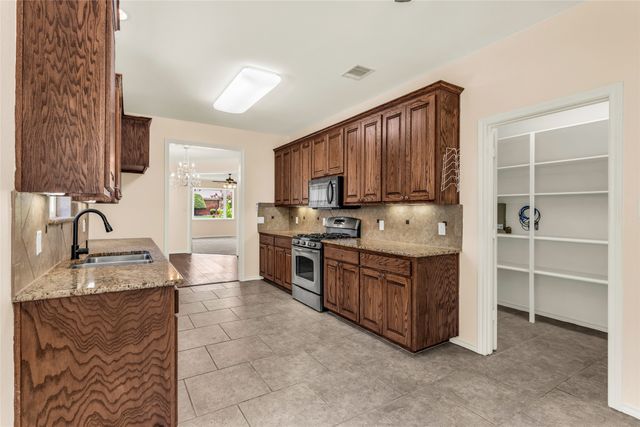 2004 Turf Club Drive, Arlington, TX 76017