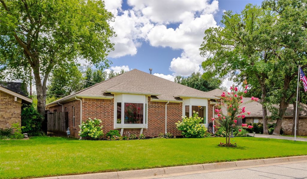 2004 Turf Club Drive, Arlington, TX 76017