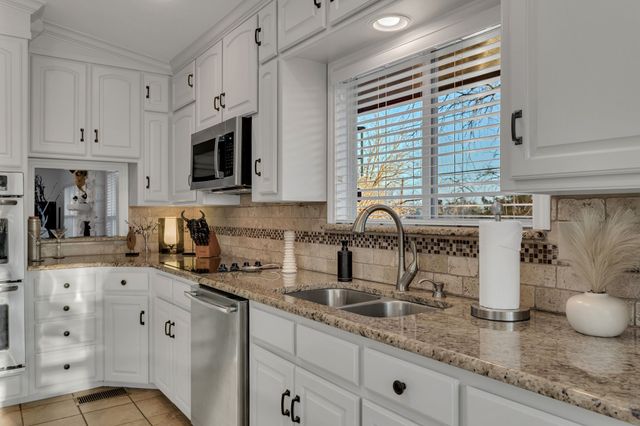 4901 Fairway Court, De Cordova, TX 76049