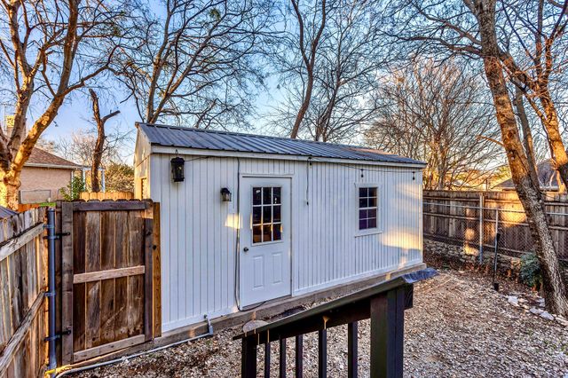 4901 Fairway Court, De Cordova, TX 76049