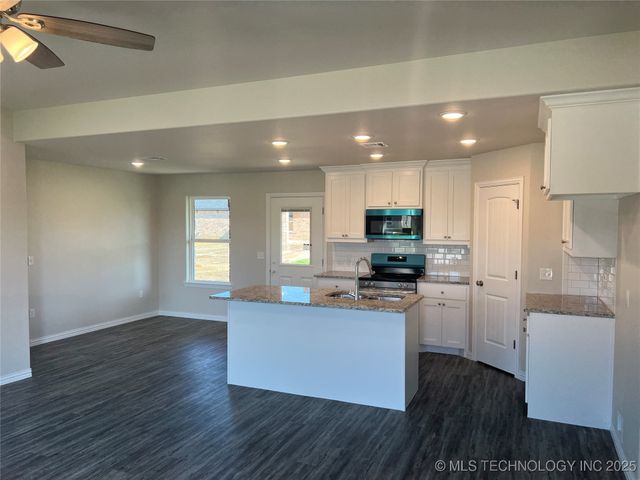 512 Honeysuckle Lane, Madill, OK 73446