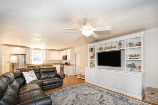 74 Christmas Tree Lane, Kingston, MA 02364