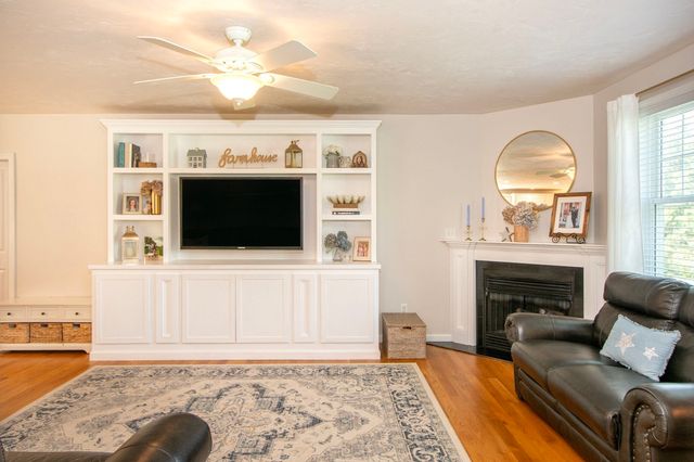 74 Christmas Tree Lane, Kingston, MA 02364