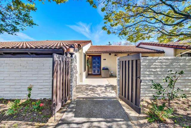 22 Fairways Dr, Napa, CA 94558