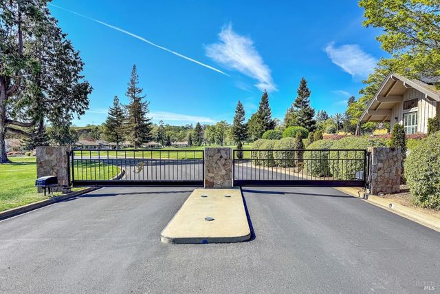 22 Fairways Dr, Napa, CA 94558