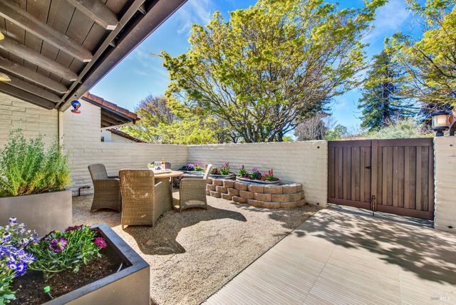 22 Fairways Dr, Napa, CA 94558