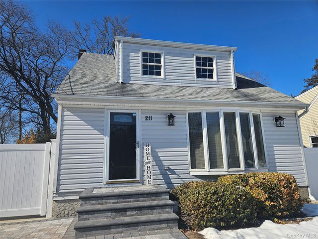 211 Iceland Drive, South Huntington, NY 11746