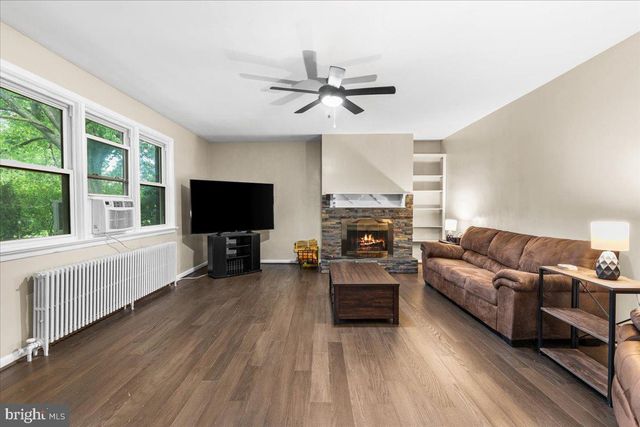 4 ORCHARD AVE, Bordentown, NJ 08505