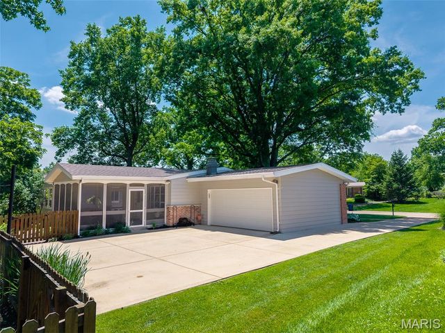 354 Greenbriar Lane, Ballwin, MO 63011
