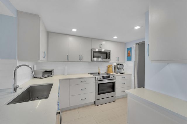 3050 NE 48th Court 206, Lighthouse Point, FL 33064