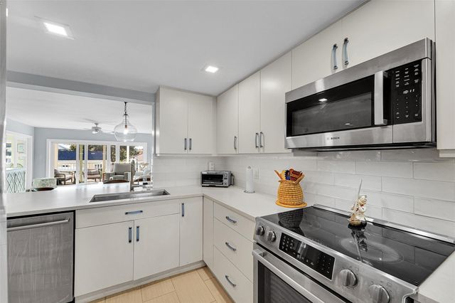 3050 NE 48th Court 206, Lighthouse Point, FL 33064