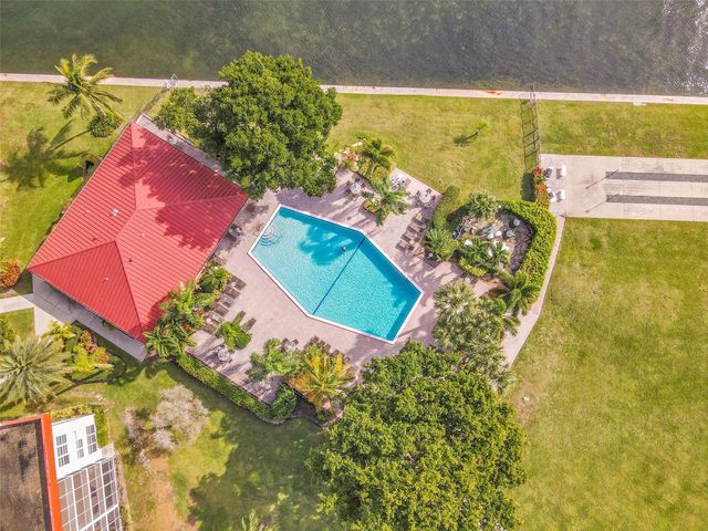 3050 NE 48th Court 206, Lighthouse Point, FL 33064