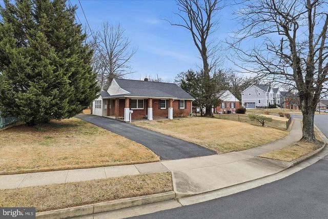 7416 SPORTSMAN DR, Falls Church, VA 22043