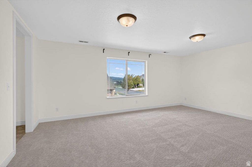 Image 33 of property listing at 2733 S BELLFLOWER CIR, Saratoga Springs, UT 84045
