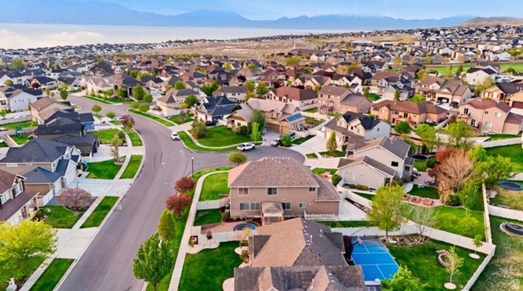 Image 6 of property listing at 2733 S BELLFLOWER CIR, Saratoga Springs, UT 84045