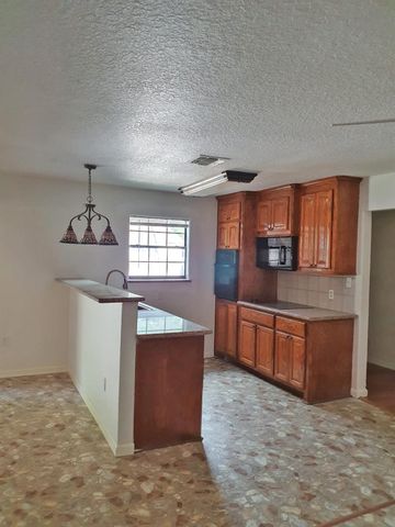 1272 Pecan Street, Clute, TX 77531