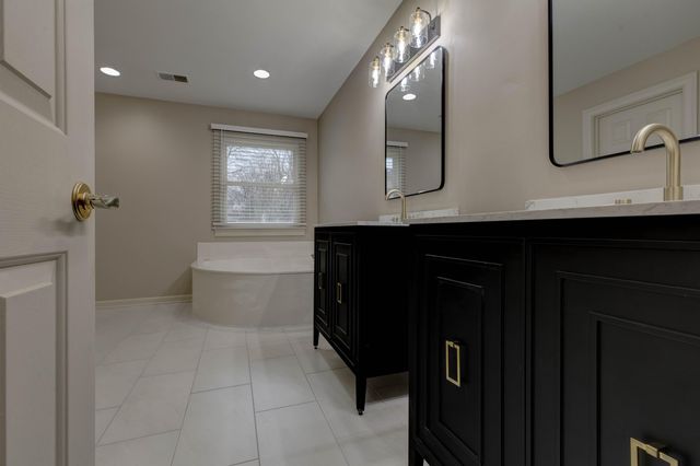 960 Rockbridge Road, Lexington, KY 40515